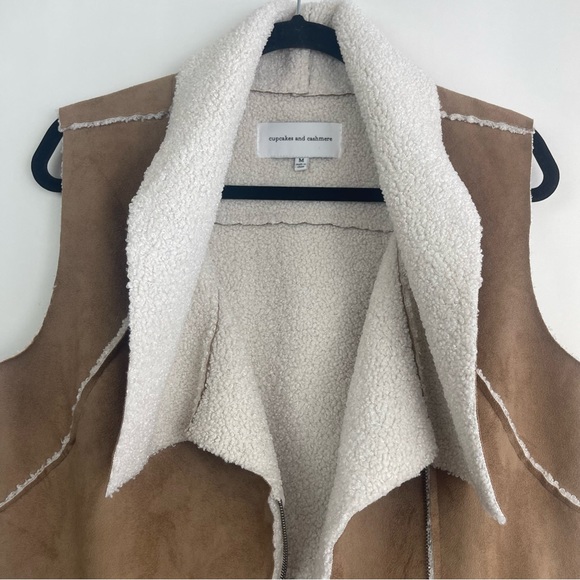 Cupcakes and Cashmere Vest Size Medium - Picture 2 of 6